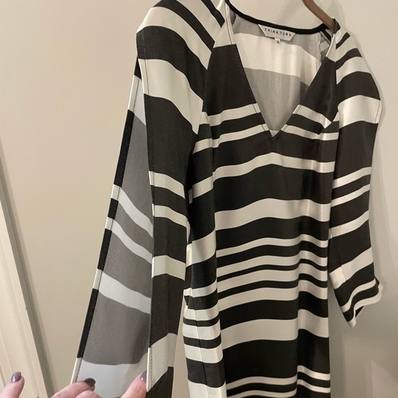 Trina Turk dress with open split sleeves. - Picture 4 of 6